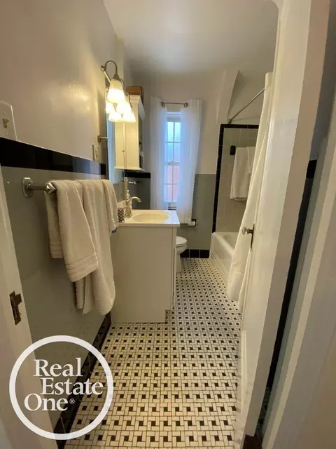Bath - 897 Rivard, Grosse Pointe, MI 48230 photo 2 of 3