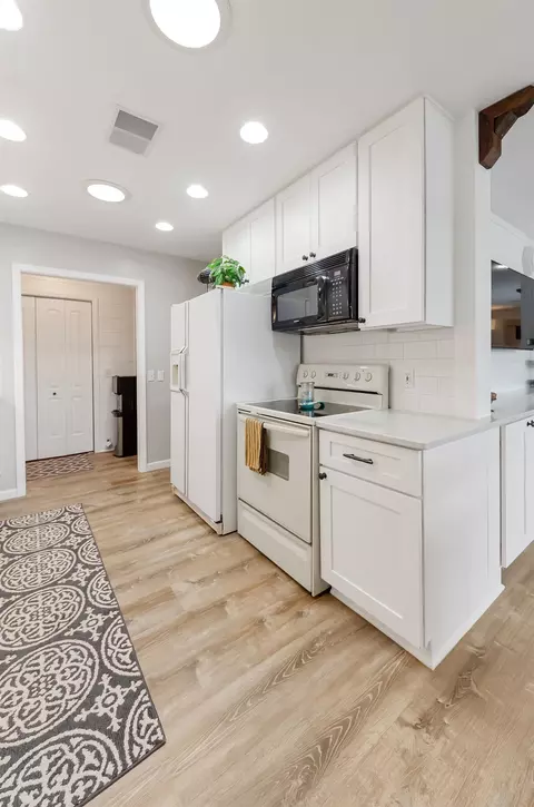 Kitchen - 2028 N N Hvn, Gladwin, MI 48624 photo 5 of 5