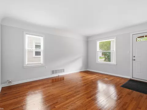 Living - 660 E Marshall, Ferndale, MI 48220 photo 2 of 4