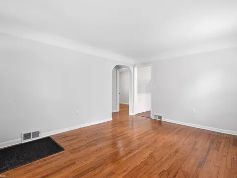 Living - 660 E Marshall, Ferndale, MI 48220 photo 3 of 4