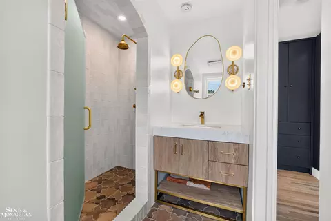 Bath - 1776 Hampton, Grosse Pointe Woods, MI 48236 photo 3 of 3