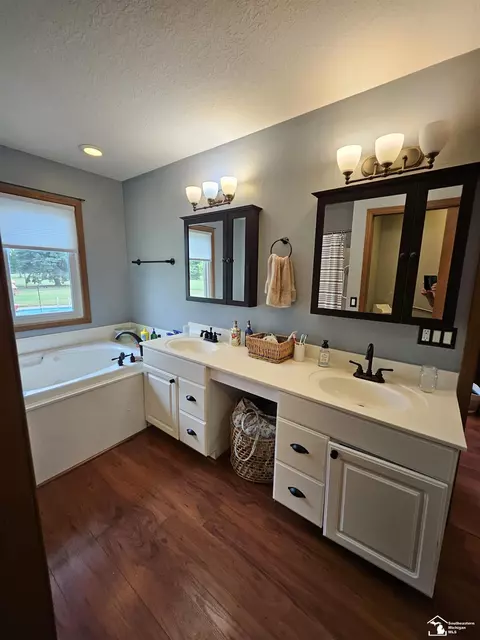 Bath - 1461 W Smith, Temperance, MI 48182 photo 4 of 8