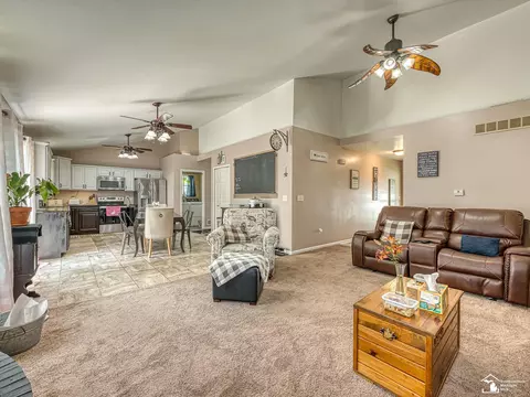 Living - 2954 5th, Monroe, MI 48162 photo 3 of 4