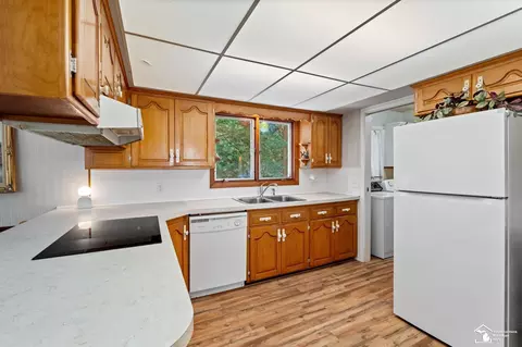 Kitchen - 1417 Longfellow, Temperance, MI 48182 photo 2 of 4