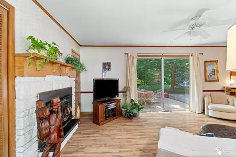 Living - 1417 Longfellow, Temperance, MI 48182 photo 2 of 3
