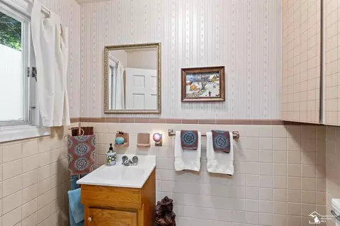 Bath - 1417 Longfellow, Temperance, MI 48182 photo 1 of 4