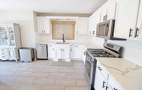 Kitchen - 21175 Briar Rose, Macomb, MI 48044 photo 2 of 6