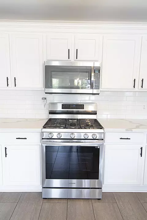 Kitchen - 21175 Briar Rose, Macomb, MI 48044 photo 4 of 6
