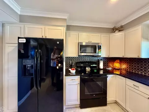 Kitchen - 47043 Sanborn, Macomb, MI 48044 photo 9 of 11