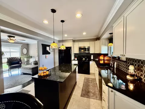 Kitchen - 47043 Sanborn, Macomb, MI 48044 photo 4 of 11