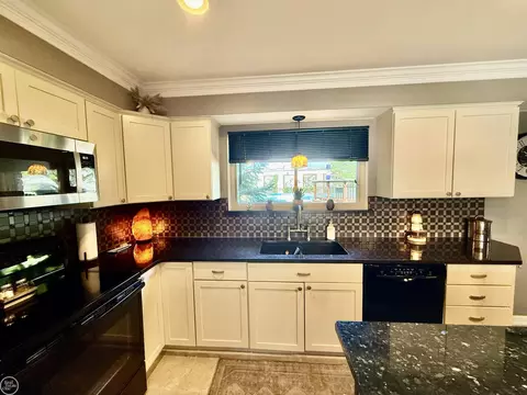 Kitchen - 47043 Sanborn, Macomb, MI 48044 photo 8 of 11