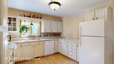 Kitchen - 217 Dutch Ml, Flushing, MI 48433 photo 4 of 4