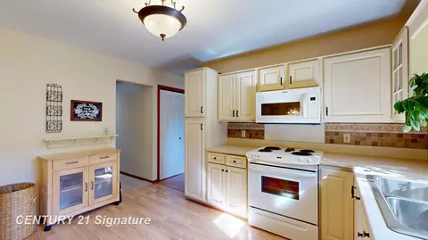 Kitchen - 217 Dutch Ml, Flushing, MI 48433 photo 2 of 4