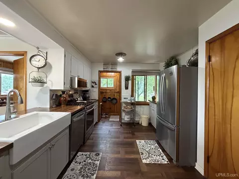 Kitchen - 205 Seilo, Ishpeming, MI 49849 photo 7 of 11