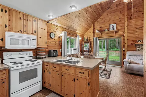 Kitchen - 259 Hatchery, Farwell, MI 48622 photo 3 of 3