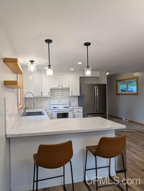 Kitchen - 606 Mcclellan, Rockland, MI 49960 photo 2 of 2