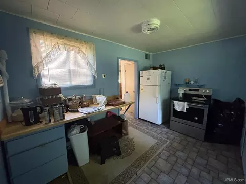 Kitchen - 175 County Rd Pdj, Ishpeming, MI 49849 photo 3 of 3
