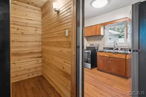 Entry Way - 1237 Vine, Adrian, MI 49221 photo 1 of 1