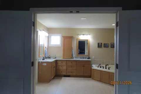 Bath - 5155 Ruby Rdg, Holland, MI 49424 photo 3 of 7