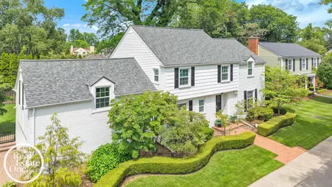 90 Colonial, Grosse Pointe Shores, MI 48236