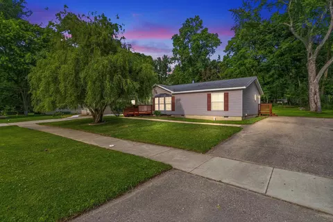 880 N East, Fenton, MI 48430
