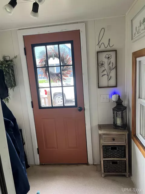Entry Way - 712 Wabash, Ishpeming, MI 49849 photo 2 of 3