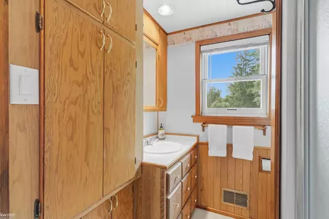 Bath - 1018 Mildred, Flushing, MI 48433 photo 1 of 2