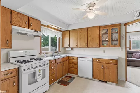 Kitchen - 1018 Mildred, Flushing, MI 48433 photo 1 of 4