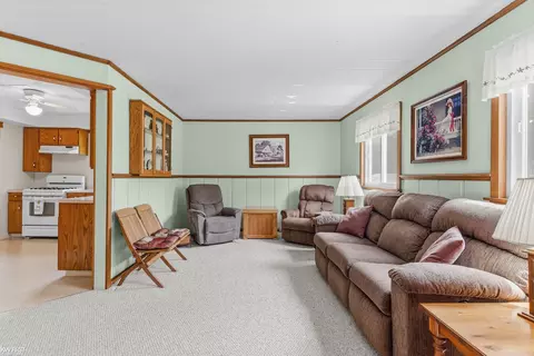 Living - 1018 Mildred, Flushing, MI 48433 photo 4 of 6