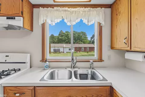 Kitchen - 1018 Mildred, Flushing, MI 48433 photo 3 of 4