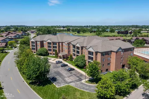 2210 Country Clb, Saint Clair Shores, MI 48082