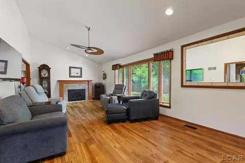 Living - 817 Outer, Tecumseh, MI 49286 photo 3 of 5