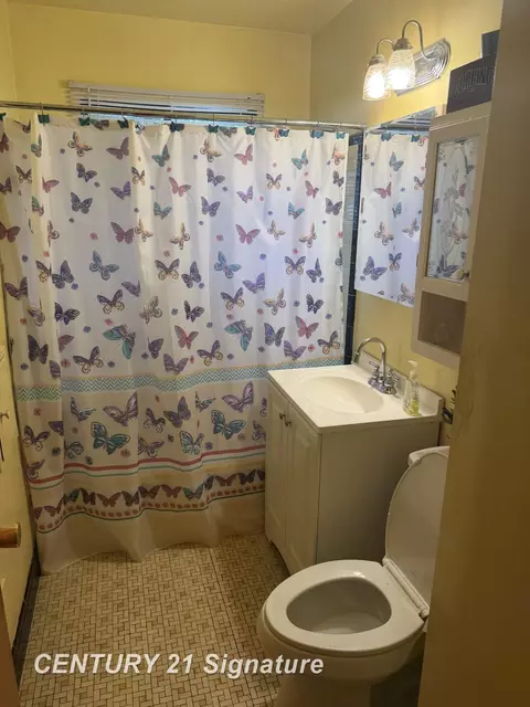 Bath - 658 E Coy, Hazel Park, MI 48030 photo 1 of 1