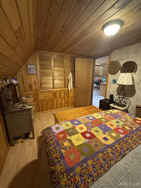 Bedroom - e16983 Nevins Lake Road, Shingleton, MI 49884 photo 3 of 5