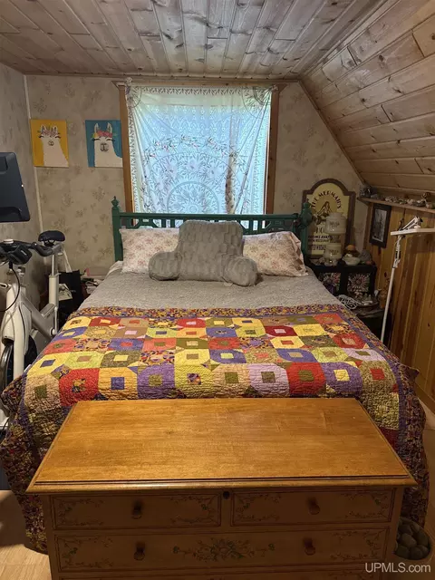 Bedroom - e16983 Nevins Lake Road, Shingleton, MI 49884 photo 2 of 5