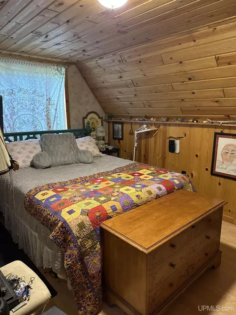 Bedroom - e16983 Nevins Lake Road, Shingleton, MI 49884 photo 1 of 5