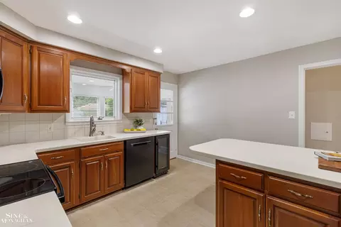 Kitchen - 581 Hampton, Grosse Pointe Woods, MI 48236 photo 1 of 6