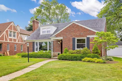 Exterior - 581 Hampton, Grosse Pointe Woods, MI 48236 photo 12 of 15