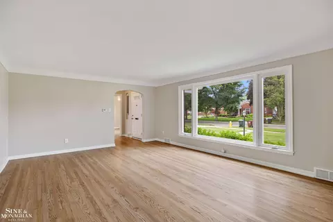 Living - 581 Hampton, Grosse Pointe Woods, MI 48236 photo 4 of 6