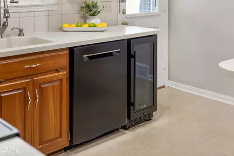 Kitchen - 581 Hampton, Grosse Pointe Woods, MI 48236 photo 2 of 6