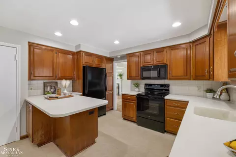 Kitchen - 581 Hampton, Grosse Pointe Woods, MI 48236 photo 5 of 6