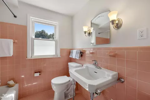 Bath - 581 Hampton, Grosse Pointe Woods, MI 48236 photo 2 of 3