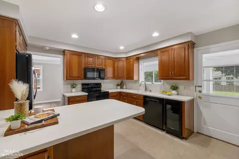 Kitchen - 581 Hampton, Grosse Pointe Woods, MI 48236 photo 3 of 6
