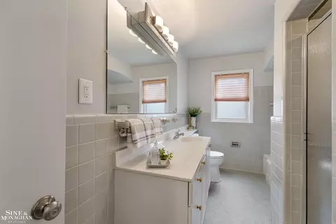 Bath - 581 Hampton, Grosse Pointe Woods, MI 48236 photo 1 of 3