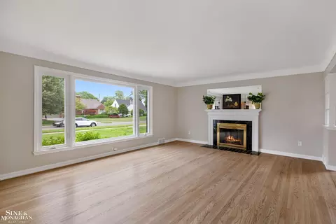 Living - 581 Hampton, Grosse Pointe Woods, MI 48236 photo 2 of 6