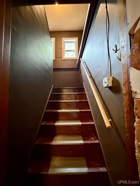 Entry Way - 21342 Royce, Hancock, MI 49930 photo 2 of 2