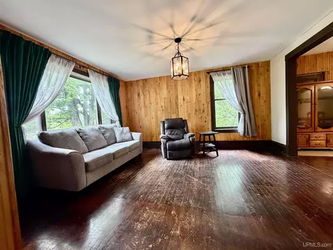 Living - 21342 Royce, Hancock, MI 49930 photo 2 of 3