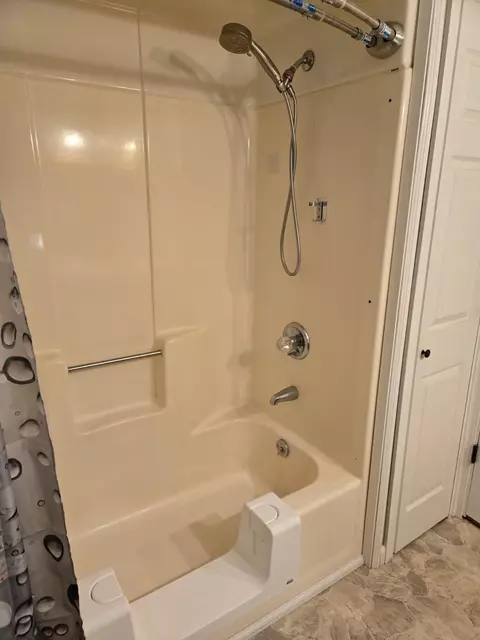 Bath - 1865 Bye Way, Gladwin, MI 48624 photo 4 of 8