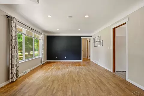 Living - 335 Walnut, Mount Morris, MI 48458 photo 2 of 4