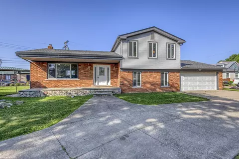 22770 Worthington Ct, Saint Clair Shores, MI 48081
